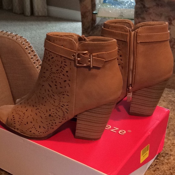 ✨ Booties! Laser Cut Tan Sz 8 Beautiful ✨ - Picture 2 of 6